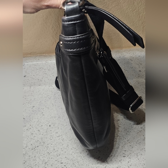 Nice COACH  F23948 Shoulder Or Crossbody Shiny Leather Bag with large hang tag. - Picture 4 of 16